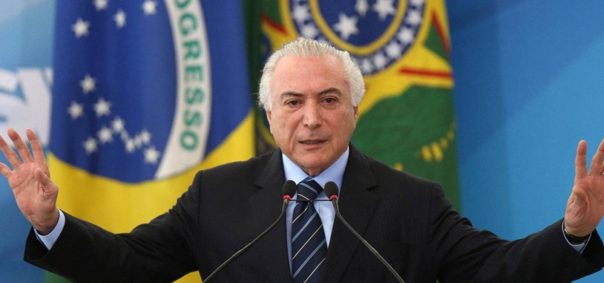 Cercado de ministros, Temer sanciona lei da reforma trabalhista